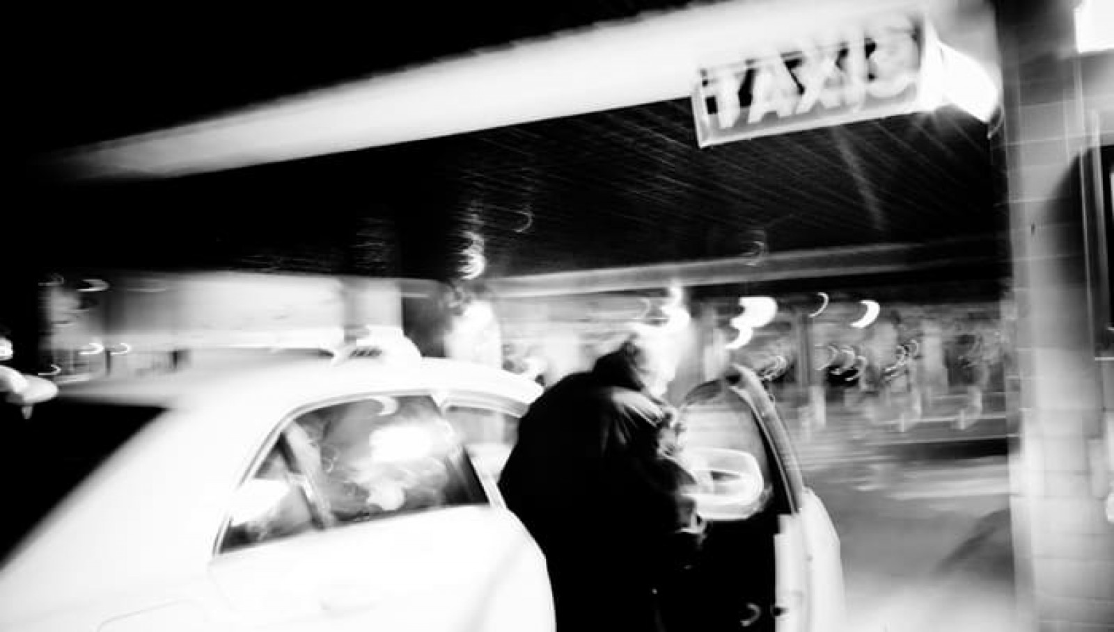 Deux stations de taxis Gares